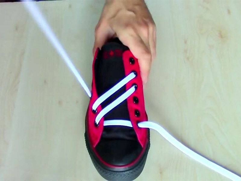 بستن بند کفش به روش مشبک